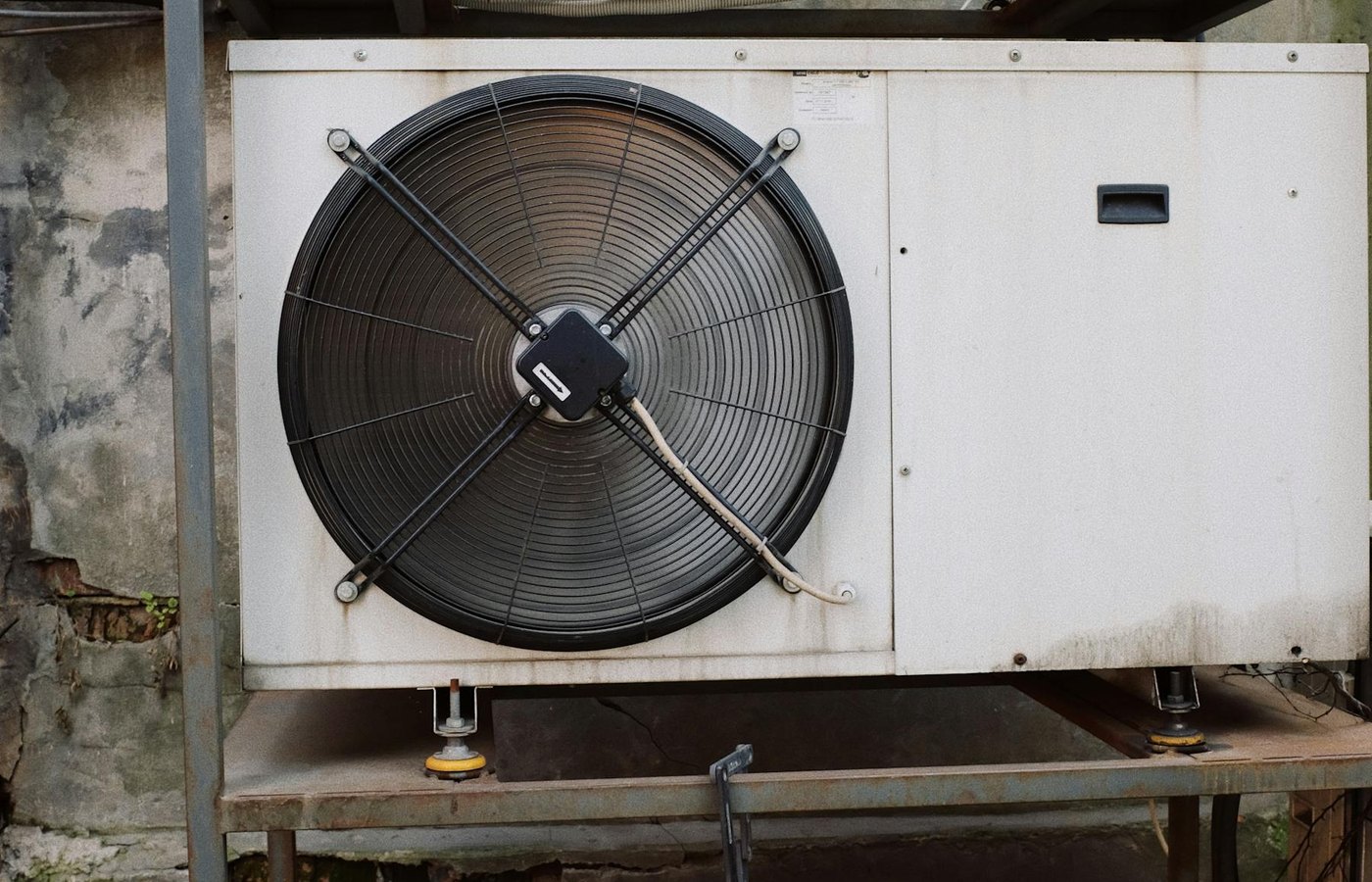 Commercial refrigeration condenser unit for walk-in cooler and freezer service